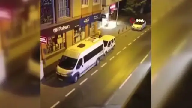 Ümraniye'de bıçaklı dehşet kamerada: Önce annesini bıçakladı, ardından polislere saldırdı