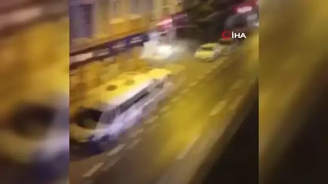 Ümraniye'de bıçaklı dehşet kamerada: Önce annesini bıçakladı, ardından polislere saldırdı