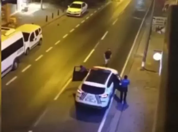 Annesini bıçaklayan şahıs, polis ekiplerine saldırması üzerine ayağından vuruldu Annesini bıçaklayan şahıs, polis ekiplerine saldırması üzerine ayağından vuruldu