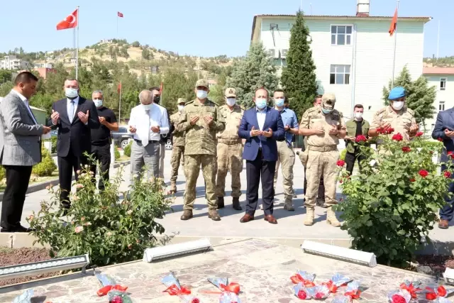 VALİ ALİ HAMZA PEHLİVAN, KURBAN BAYRAMI VESİLESİYLE MEHMETÇİĞİMİZİ VE JANDARMAMIZI ZİYARET ETTİ VALİ ALİ HAMZA PEHLİVAN, KURBAN BAYRAMI VESİLESİYLE MEHMETÇİĞİMİZİ VE JANDARMAMIZI ZİYARET ETTİ