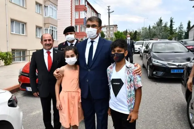 Vali Fuat Gürel, çocukların bayramını kutlayıp harçlık verdi