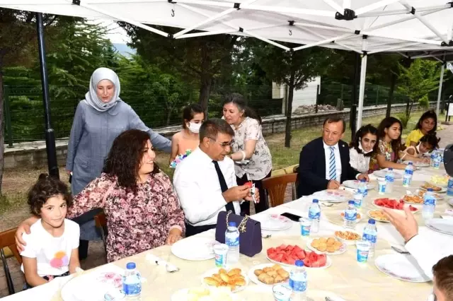 Vali Fuat Gürel, çocukların bayramını kutlayıp harçlık verdi