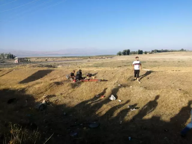 Kontrolden çıkan minibüs tarlaya uçtu: 4 yaralı