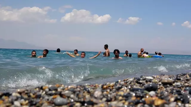 Van Gölü'nün mavi bayraklı plajı tatilcilerin akınına uğradı Van Gölü'nün mavi bayraklı plajı tatilcilerin akınına uğradı