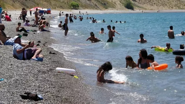 Van Gölü'nün mavi bayraklı plajı tatilcilerin akınına uğradı