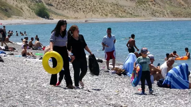 Van Gölü'nün mavi bayraklı plajı tatilcilerin akınına uğradı