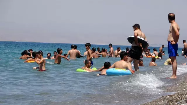 Van Gölü'nün mavi bayraklı plajı tatilcilerin akınına uğradı
