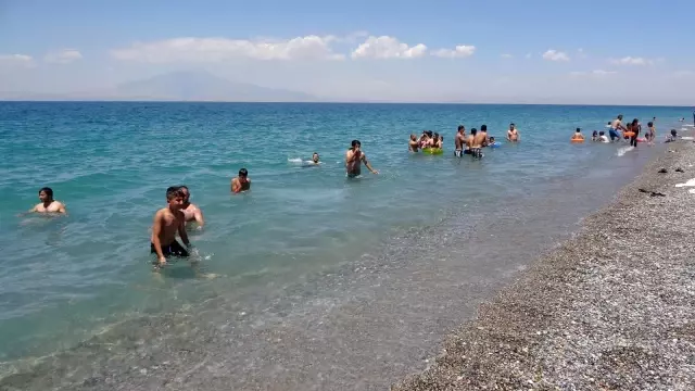Van Gölü'nün mavi bayraklı plajı tatilcilerin akınına uğradı