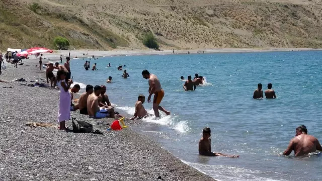 Van Gölü'nün mavi bayraklı plajı tatilcilerin akınına uğradı