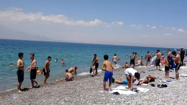 Van Gölü'nün mavi bayraklı plajı tatilcilerin akınına uğradı