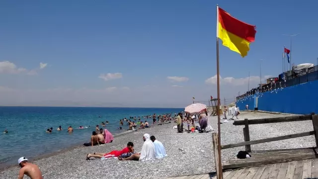 Van Gölü'nün mavi bayraklı plajı tatilcilerin akınına uğradı