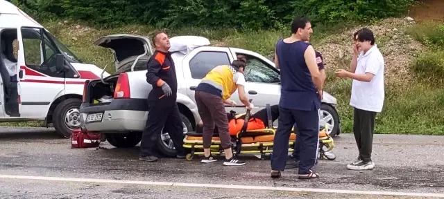 Virajı alamayan otomobil karşı şeride geçerek kamyonete çarptı: 5 yaralı