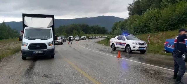 Virajı alamayan otomobil karşı şeride geçerek kamyonete çarptı: 5 yaralı