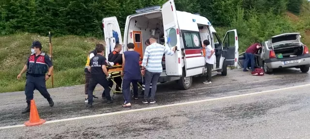 Virajı alamayan otomobil karşı şeride geçerek kamyonete çarptı: 5 yaralı