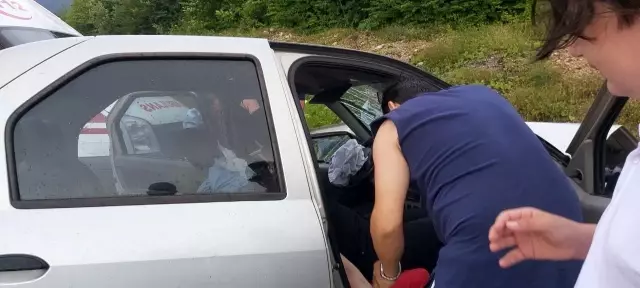 Virajı alamayan otomobil karşı şeride geçerek kamyonete çarptı: 5 yaralı