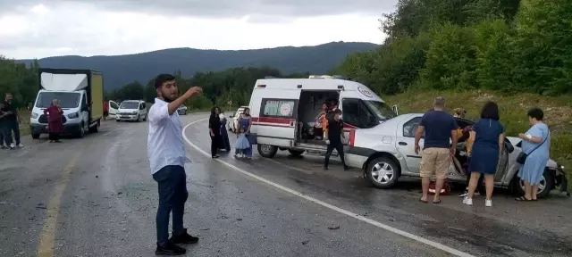 Virajı alamayan otomobil karşı şeride geçerek kamyonete çarptı: 5 yaralı