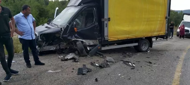 Virajı alamayan otomobil karşı şeride geçerek kamyonete çarptı: 5 yaralı