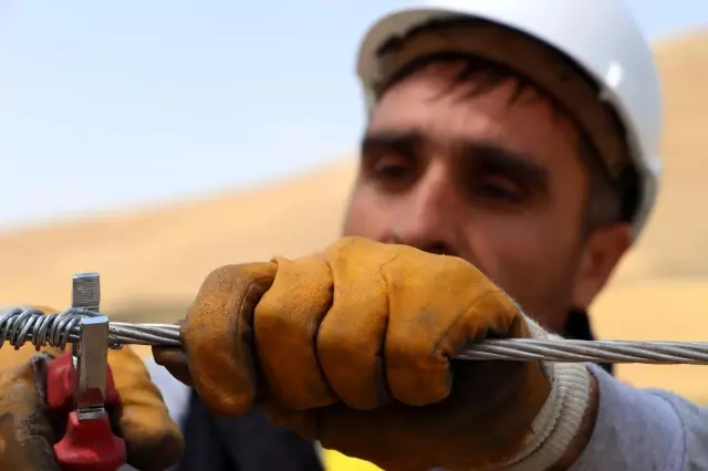 Yakıcı güneş altında kesintisiz enerji için bayram mesaisi Yakıcı güneş altında kesintisiz enerji için bayram mesaisi
