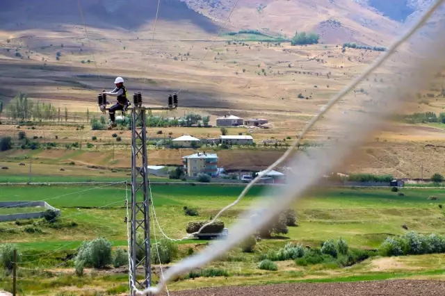 Yakıcı güneş altında kesintisiz enerji için bayram mesaisi
