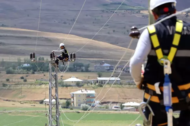 Yakıcı güneş altında kesintisiz enerji için bayram mesaisi