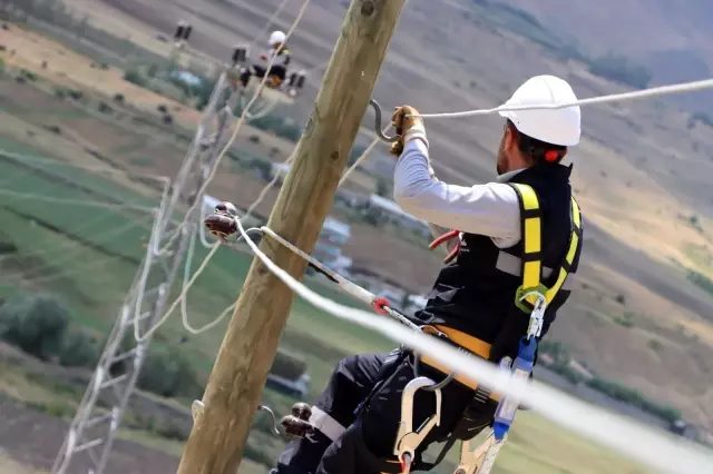 Yakıcı güneş altında kesintisiz enerji için bayram mesaisi