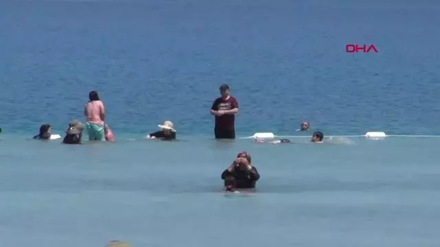 YASAĞA RAĞMEN SALDA GÖLÜ KIYISINDA NARGİLE İÇİP, ÇAMUR BANYOSU YAPTILAR