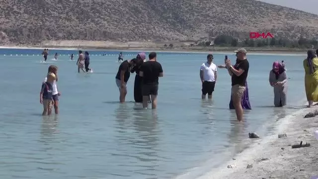 YASAĞA RAĞMEN SALDA GÖLÜ KIYISINDA NARGİLE İÇİP, ÇAMUR BANYOSU YAPTILAR