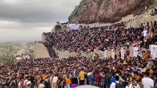 Yemen'in Taiz kentinde yüzlerce kişi Kurban Bayramı'nı Kahire Kalesi'ndeki müzik festivaliyle kutladı