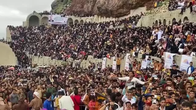 Yemen'in Taiz kentinde yüzlerce kişi Kurban Bayramı'nı Kahire Kalesi'ndeki müzik festivaliyle kutladı