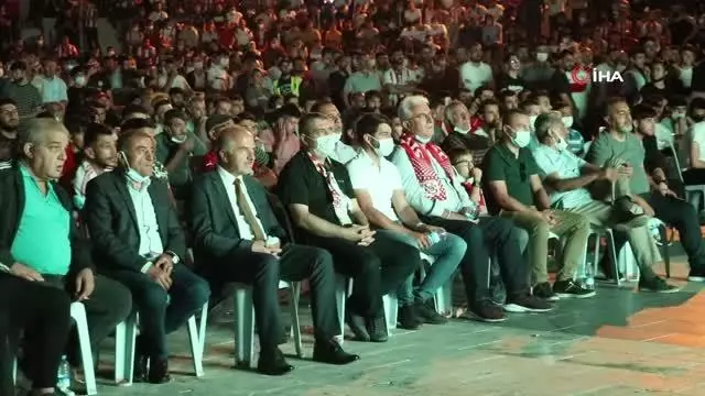 Yiğidolar, UEFA maçını dev ekranda izledi Yiğidolar, UEFA maçını dev ekranda izledi