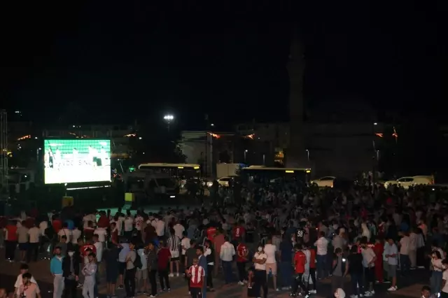 Yiğidolar, UEFA maçını dev ekranda izledi