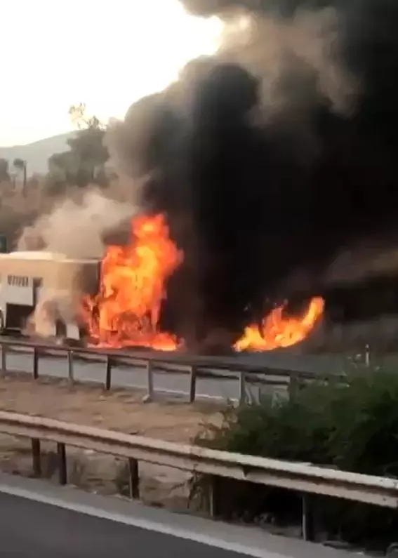 Seyir halindeki yolcu otobüsü yandı