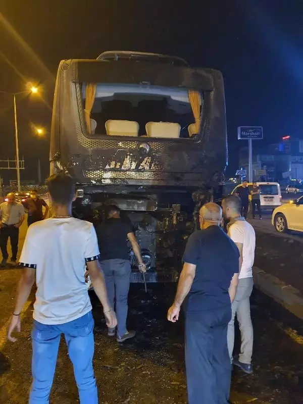 YOLCU OTOBÜSÜ TERMİNALDEN ÇIKARKEN YANDI YOLCU OTOBÜSÜ TERMİNALDEN ÇIKARKEN YANDI