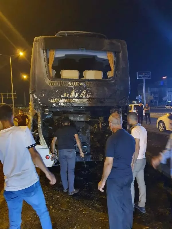 YOLCU OTOBÜSÜ TERMİNALDEN ÇIKARKEN YANDI