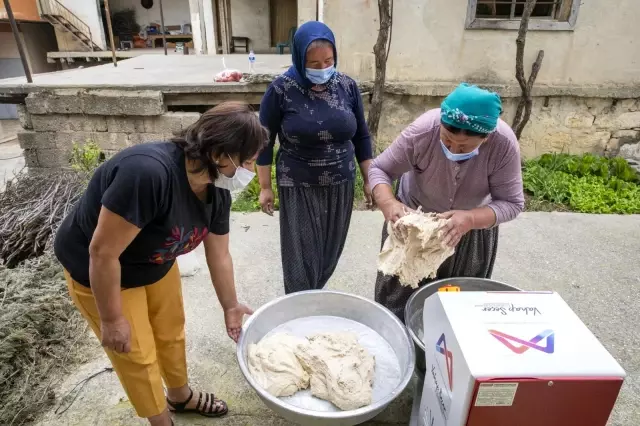Yufkalarını artık hamur yoğurma makinesinden elde ettikleri hamurla yapıyorlar Yufkalarını artık hamur yoğurma makinesinden elde ettikleri hamurla yapıyorlar