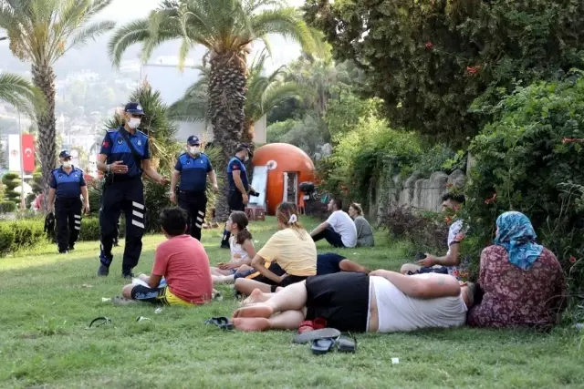 Zabıta ekipleri park ve refüjlerde tatil yapanları uyardı, uymayanlara ceza yazdı Zabıta ekipleri park ve refüjlerde tatil yapanları uyardı, uymayanlara ceza yazdı