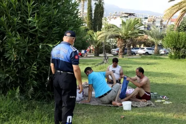 Zabıta ekipleri park ve refüjlerde tatil yapanları uyardı, uymayanlara ceza yazdı