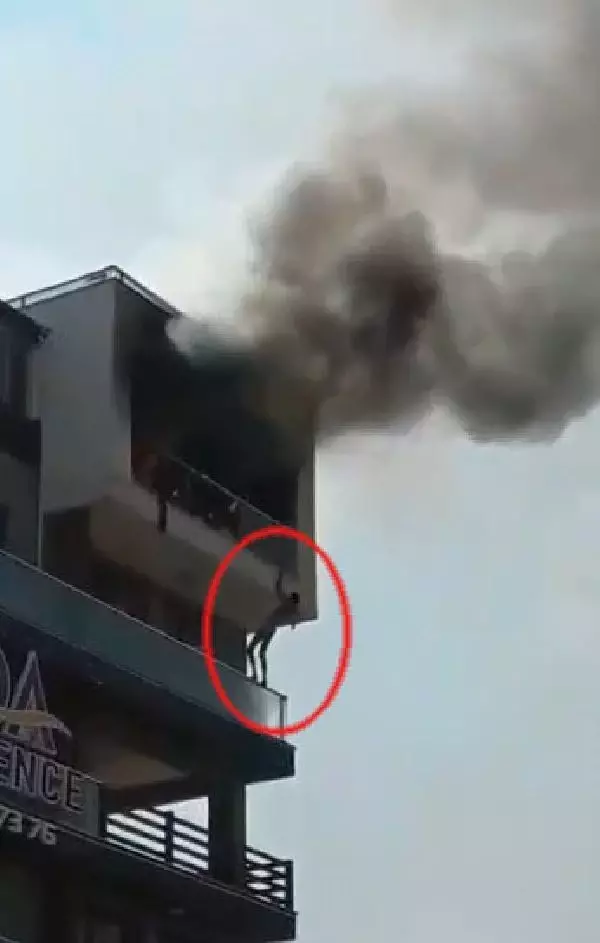5'İNCİ KATTAKİ DAİRESİNDE ÇIKAN YANGINDA, ALT KATA SARKARAK KURTULDU