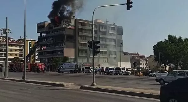 5'İNCİ KATTAKİ DAİRESİNDE ÇIKAN YANGINDA, ALT KATA SARKARAK KURTULDU