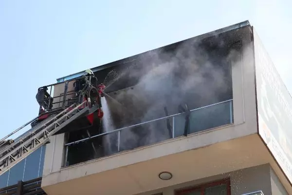 5'İNCİ KATTAKİ DAİRESİNDE ÇIKAN YANGINDA, ALT KATA SARKARAK KURTULDU