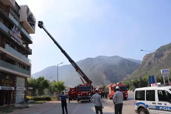 5'İNCİ KATTAKİ DAİRESİNDE ÇIKAN YANGINDA, ALT KATA SARKARAK KURTULDU