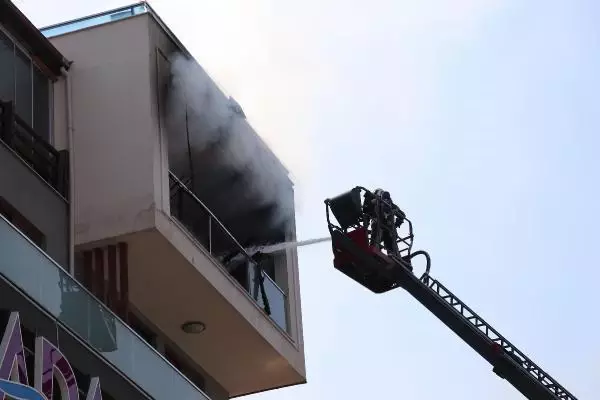 5'İNCİ KATTAKİ DAİRESİNDE ÇIKAN YANGINDA, ALT KATA SARKARAK KURTULDU