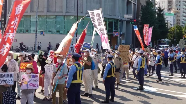 Açılışına saatler kala olimpiyat karşıtları Tokyo'da sokaklara çıktıHükümete olimpiyatları iptal edin çağrısıİmparator Naruhito: Salgın tedbirleri...