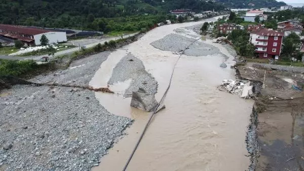 Artvin'de sel gitti, çamur kaldı; kayıp 1 kişi aranıyor (3)