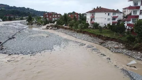 Artvin'de sel gitti, çamur kaldı; kayıp 1 kişi aranıyor (3)