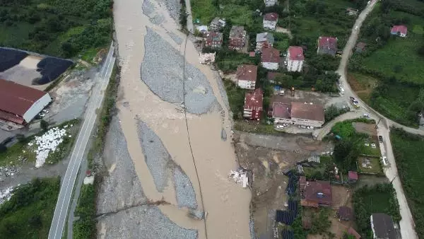 Artvin'de sel gitti, çamur kaldı; kayıp 1 kişi aranıyor (3)