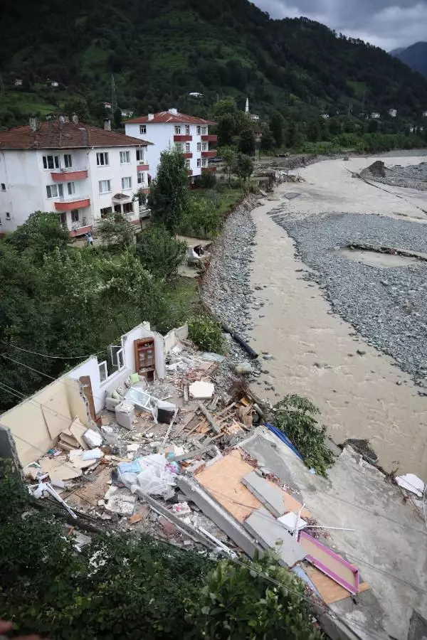 Artvin'de sel gitti, çamur kaldı; kayıp 1 kişi aranıyor (3)