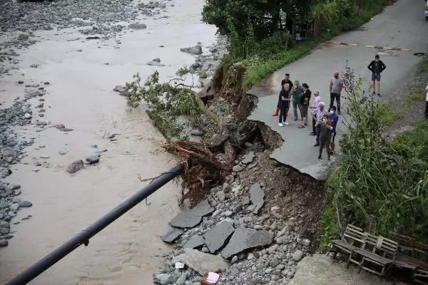 Artvin'de sel gitti, çamur kaldı; kayıp 1 kişi aranıyor (3)