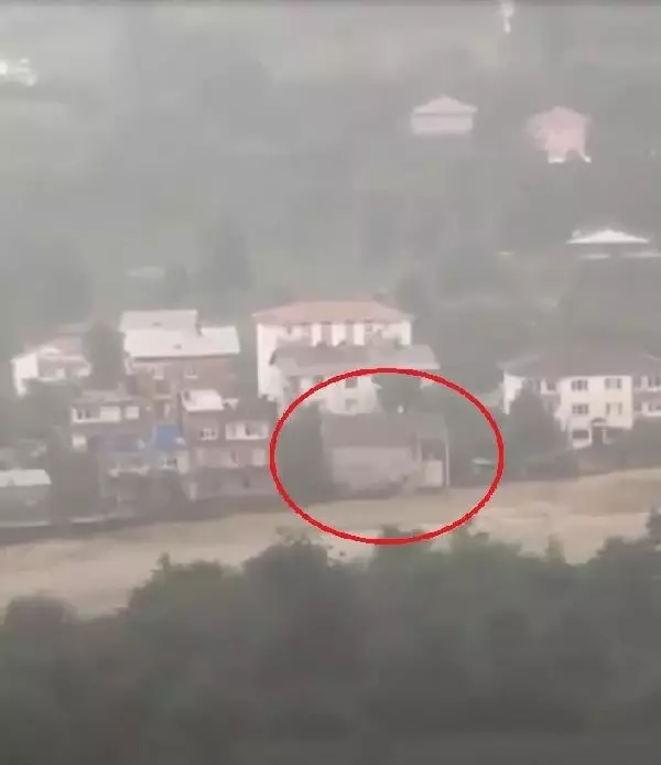 Artvin'de sel gitti, çamur kaldı; kayıp 1 kişi aranıyor (3)