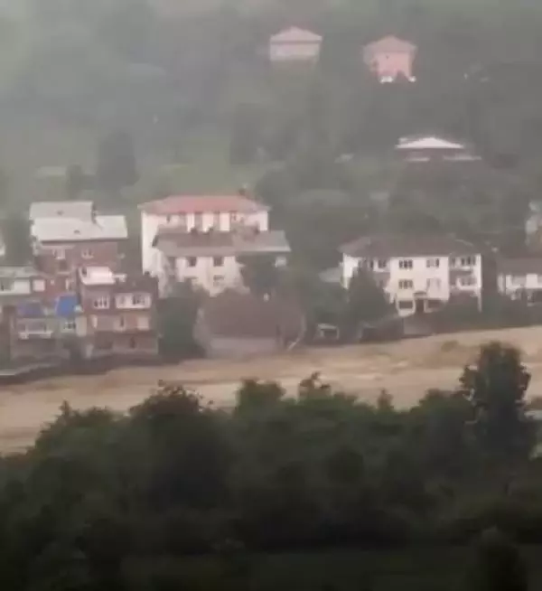 Artvin'de sel gitti, çamur kaldı; kayıp 1 kişi aranıyor (3)